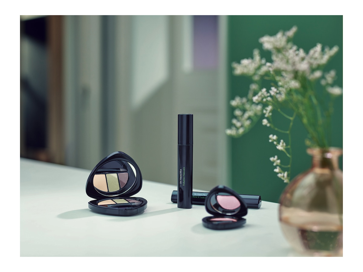 Alternativ bild 1 för Dr. Hauschka Volume Mascara Black 01 8 ml